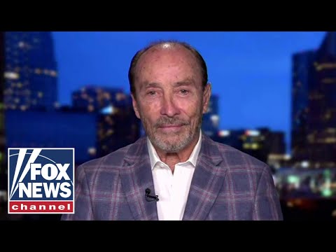 Lee Greenwood reacts to uproar over Trump’s ‘God Bless the USA’ Bibles [Video]