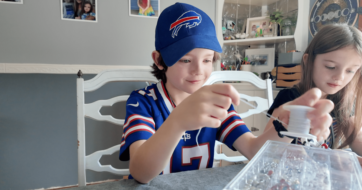 9-year-old Hamburg boy makes bracelets to raise money for charity [Video]