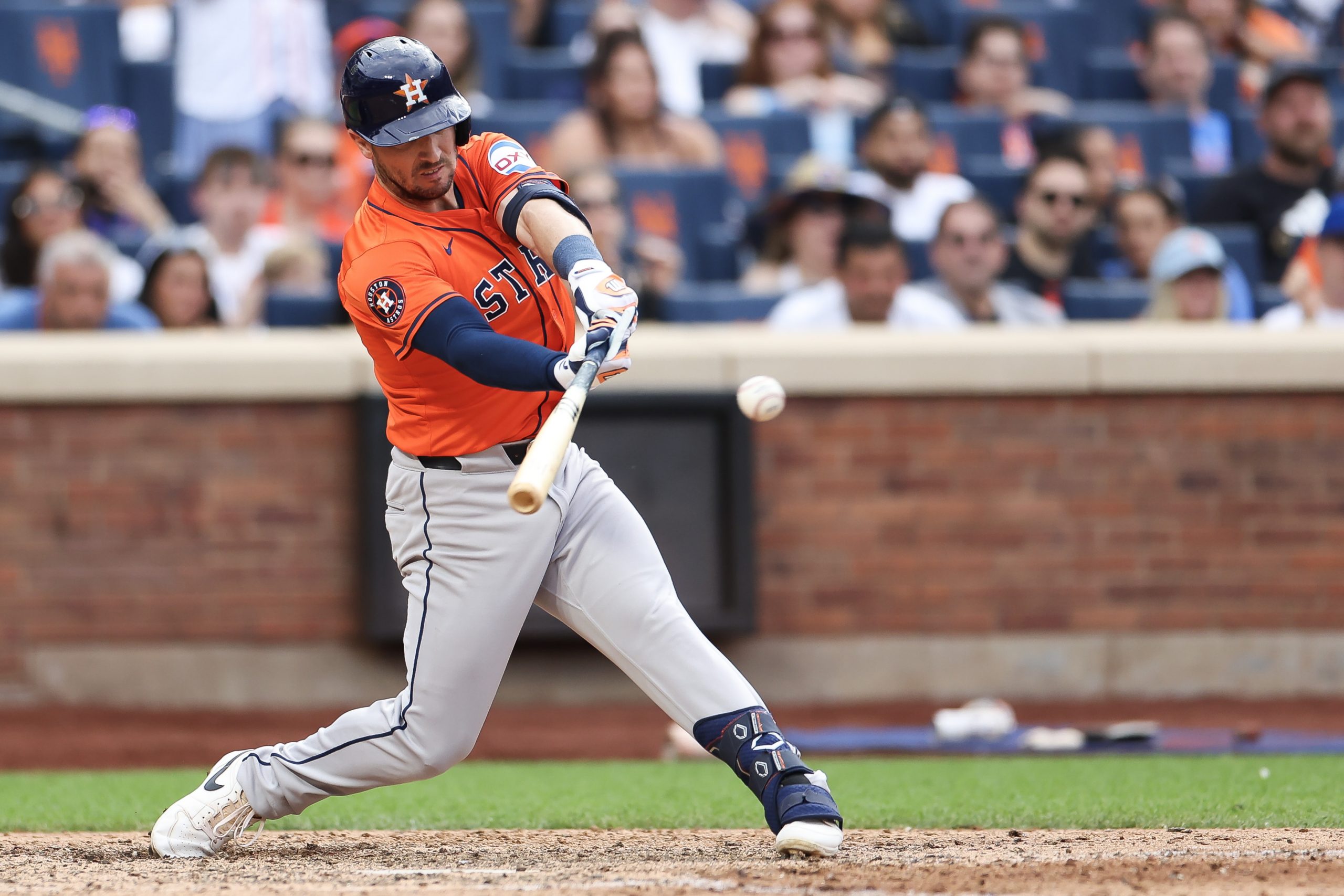 All-Star Slugger Alex Bregman Predicted to Betray Astros, Sign With AL Contender [Video]