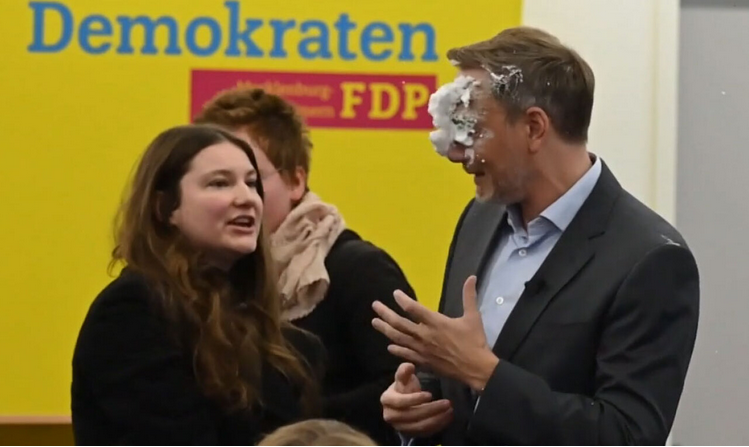 Germany: Cake thrown in the face of former Finance Minister Christian Lindner (video)